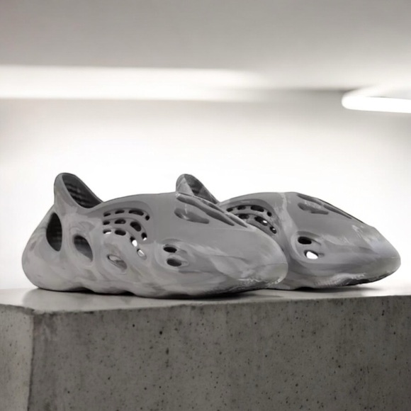 NWT Men’s adidas Yeezy Foam Granite Runner’s - Picture 3 of 16